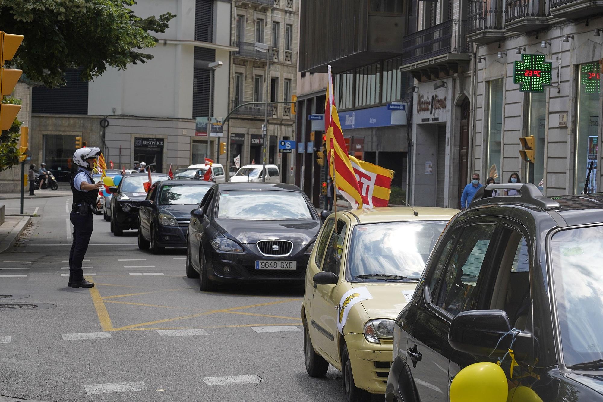 Marxa lenta de treballadors de Correus de Girona