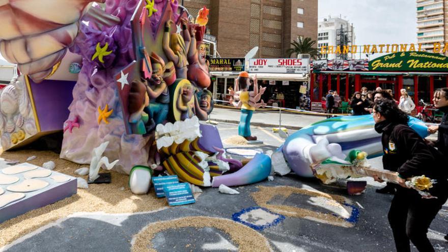 Miembros de la Falla, tratando de arreglar los daños causados por el viento en el monumento