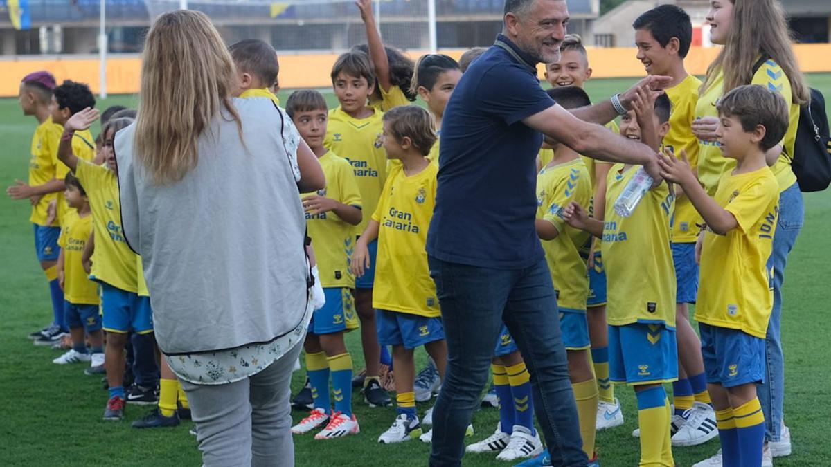 Xavi García Pimienta saluda a un grupo de niños aficionados de la UD en la previa del partido contra el Burgos. | | JOSÉ C. GUERRA
