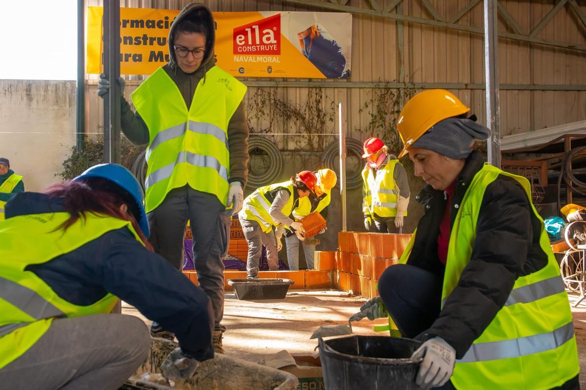Ella Construye, empresa que forma a mujeres en el sector de la construcción.