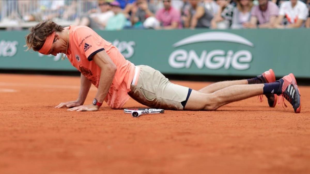 Alexander Zverev, caido sobre la tierra de París.