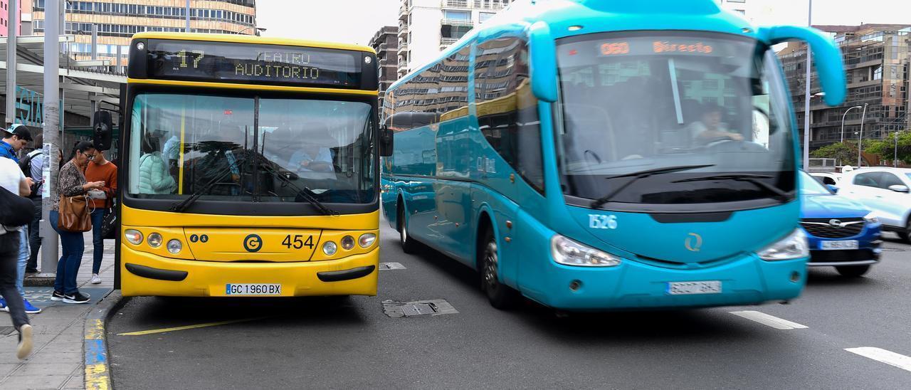 Vehículos de Guaguas Municipales y de Global en la parada exterior de la estación de SanTelmo.