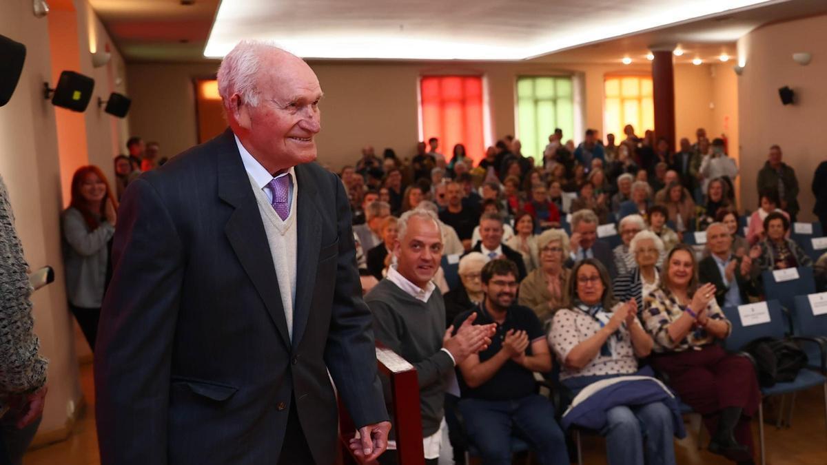Manuel Fernández Zapico subiendo al escenario durante el homenaje.