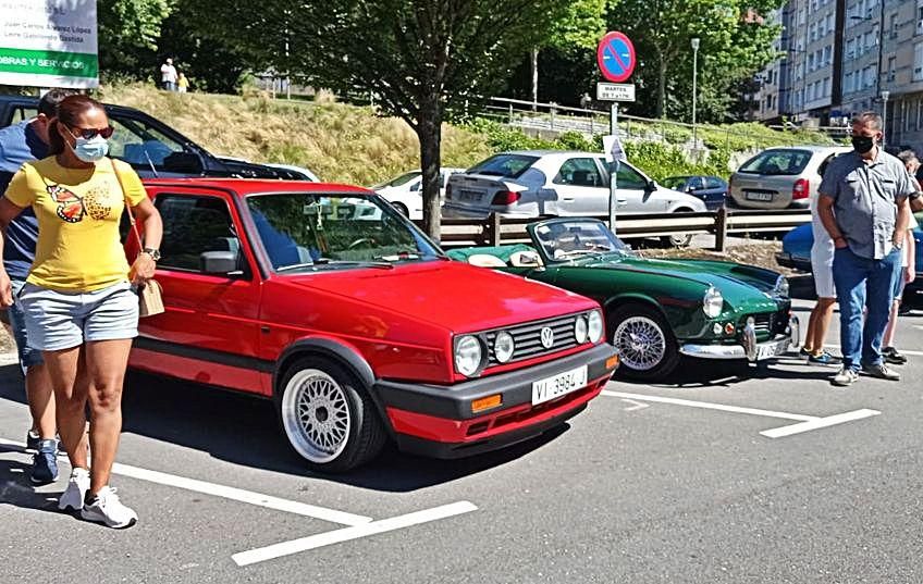 Varios de los  coches participantes en la concentración de vehículos clásicos, en la Pola.