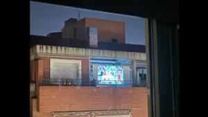 La imatge d’un home veient ‘Mapi’ a la seva terrassa amb un projector arrasa a Twitter
