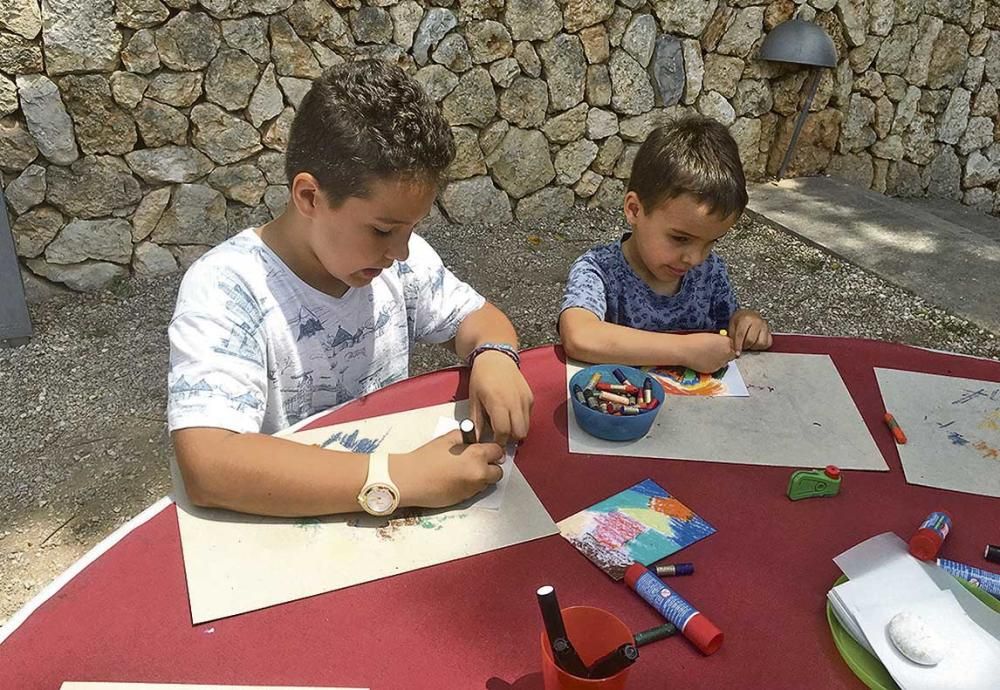 Los niños juegan a ser Miró