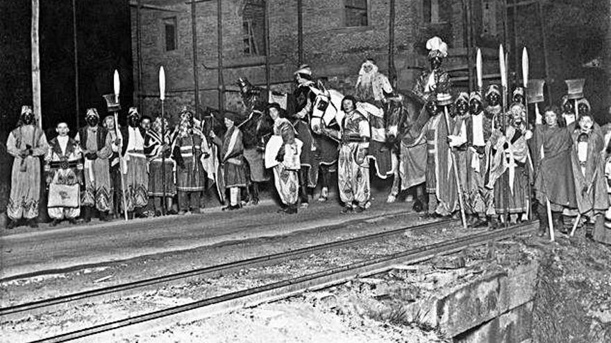 Una imatge de la primera cavalcada de Reis de Navàs, l&#039;any 1946, arribant al poble a cavall