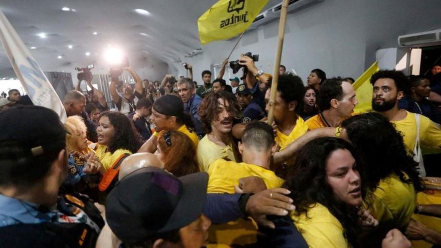 Protesta para pedir impuestos para los ricos. Un grupo de activistas trató de irrumpir en la zona azul administrada por la ONU en la Cumbre del Clima (COP30) de Belém, en Brasil, reclamando «gravar a los milmillonarios» y protestando también contra la explotación petrolífera de la Amazonia, antes de ser expulsados por el personal de seguridad tras un enfrentamiento. | OLGA LEIRIA