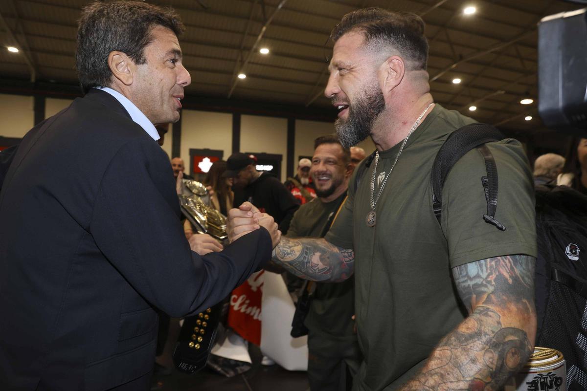 Recibimiento en la estación de tren de Alicante al equipo de Ilia Topuria, campeón de la UFC.
