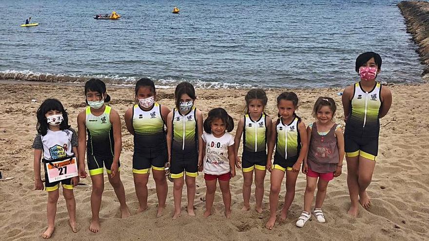 Los triatletas más pequeños del club de Ontinyent en Puçol. |  TRIATLÓ ONTINYENT