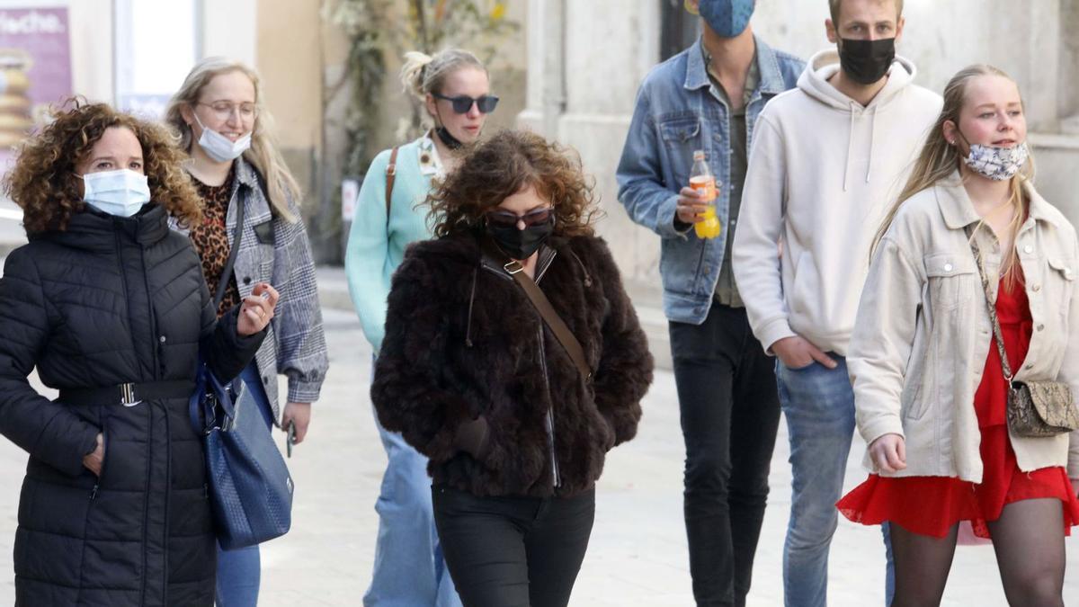 El viento y la bajada de las 
temperaturas obliga a los
valencianos a 
abrigarse. m.a.montesinos