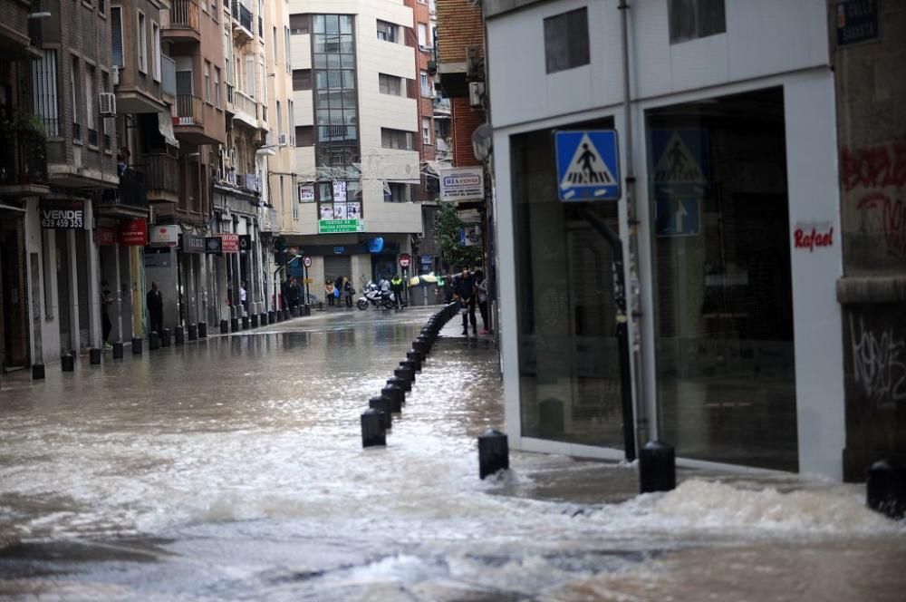 Revienta una tubería en el centro de Murcia