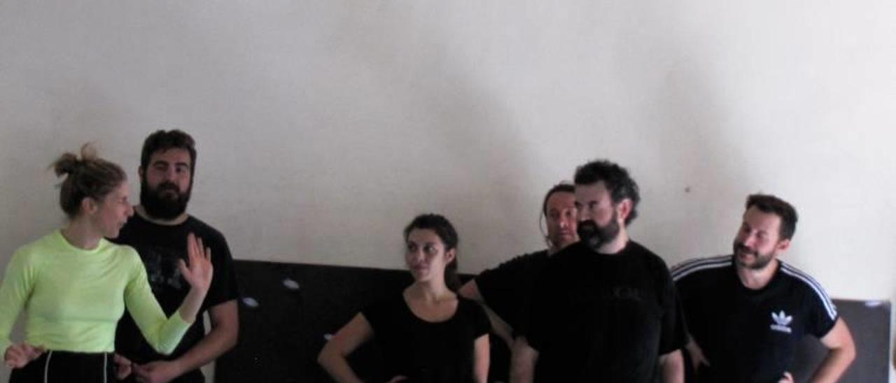 Un momento del taller de Asun Noales con el reparto de Macbeth.