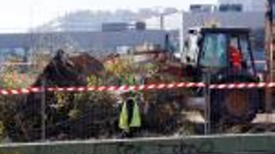 Una màquina treballant a la llosa del parc Central.