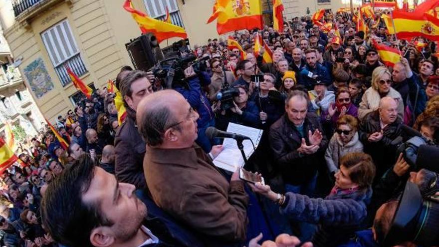 Gil Lázaro, durante el discurso en la plaza de Manises organizado por Vox, ayer.