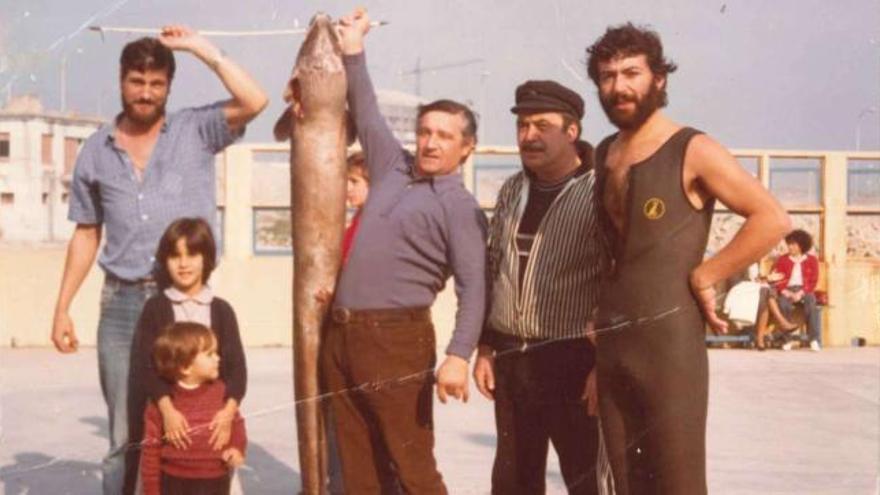 El autor, a la izquierda, con amigos del Club del Mar tras haber pescado un gran ejemplar de congrio. / la opinión