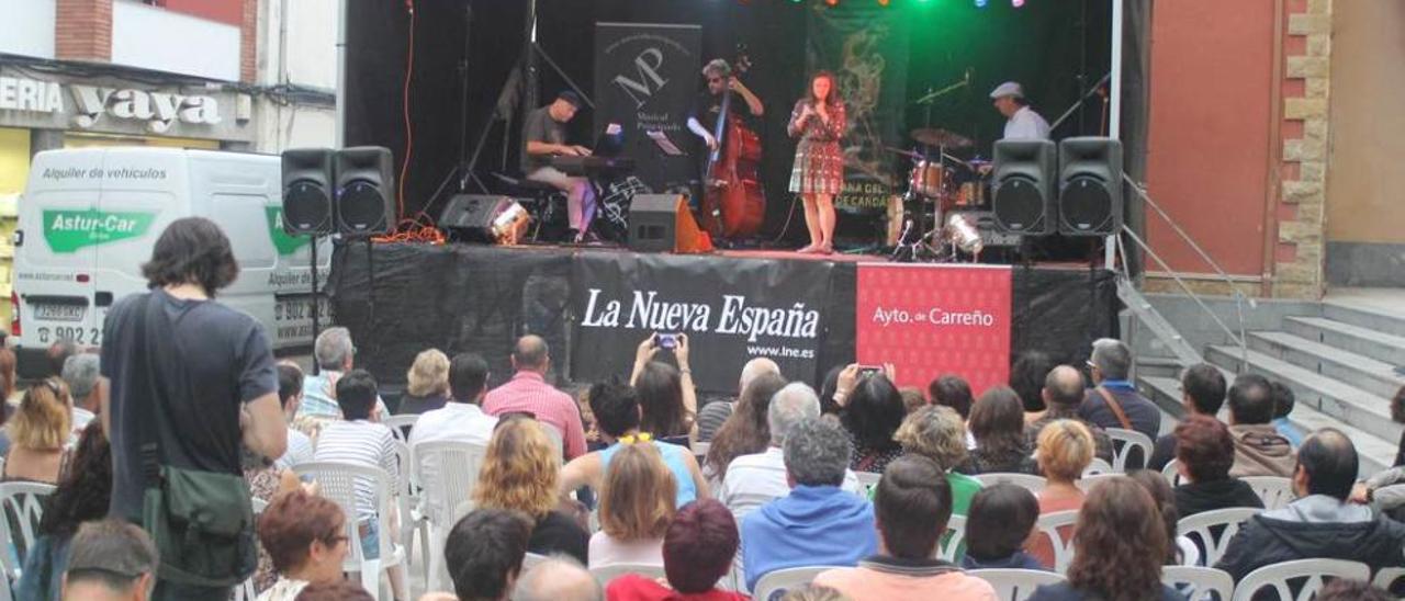 Asistentes, ayer, al concierto de Mapi Quintana en la plaza del Bocata de Candás.