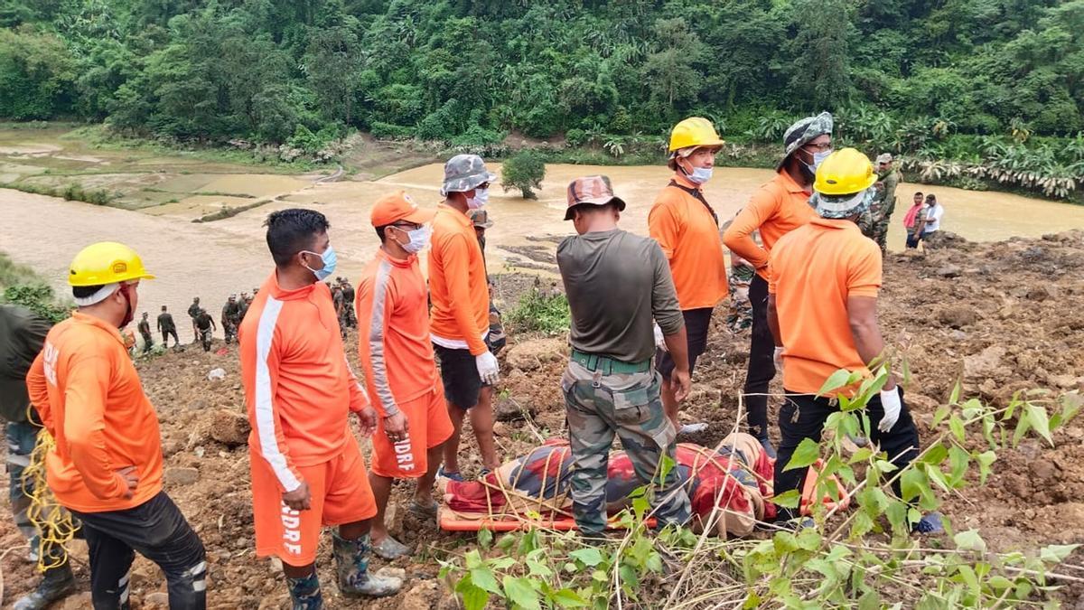 Personal de rescate trabajando para encontrar supervivientes en el deslizamiento de tierra en Noney, India.