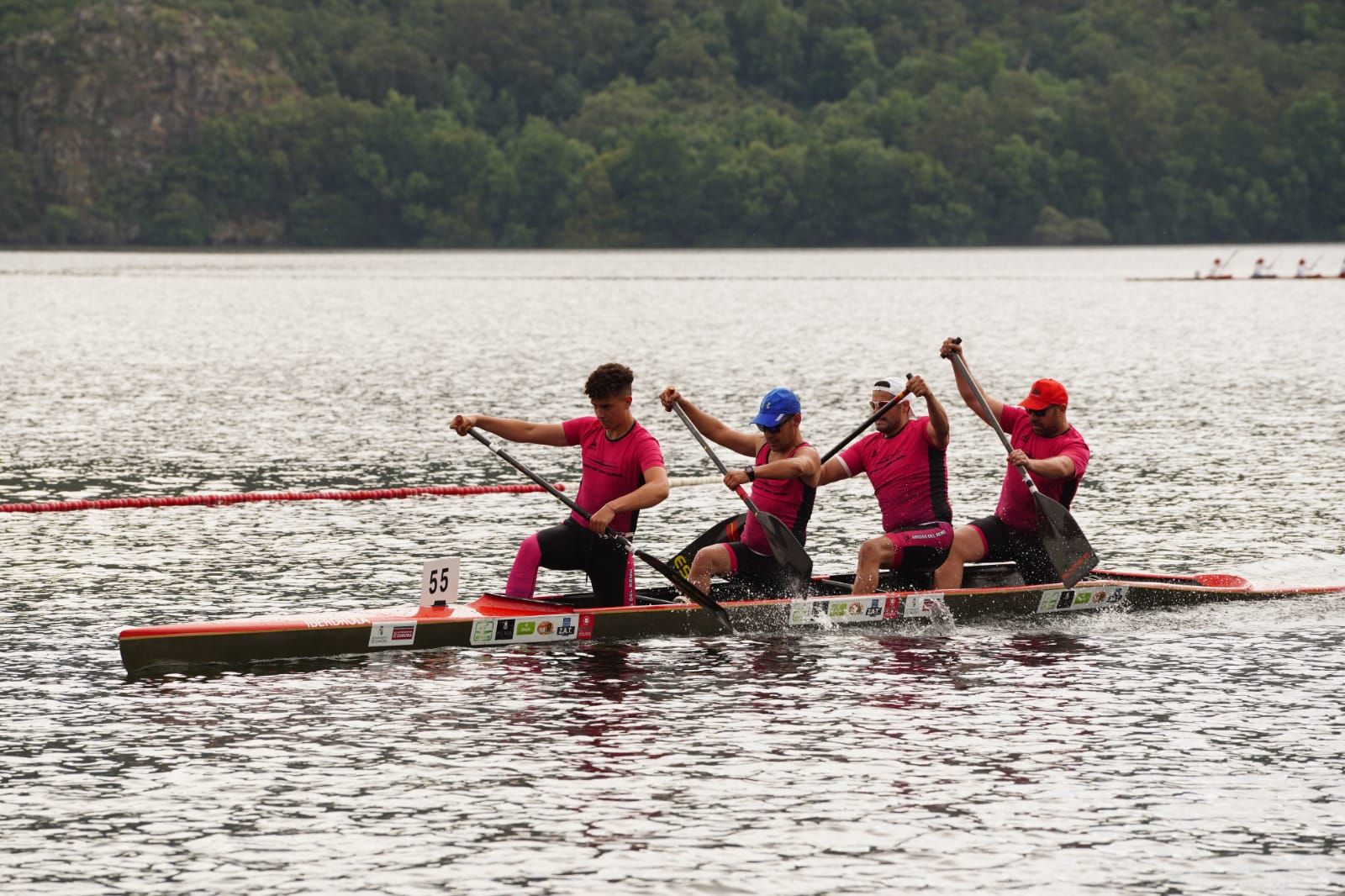 GALERÍA | La regata de piragüismo del Lago de Sanabria, en imágenes