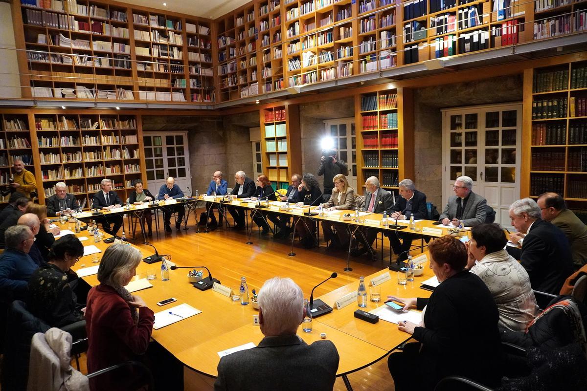 Pleno del Consello da Cultura Galega en su sede en el Pazo de Raxoi en Santiago de Compostela