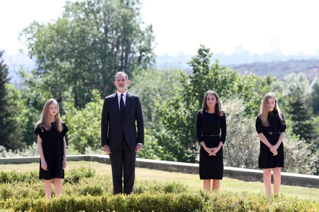 Los Reyes y sus hijas guardan un minuto de silencio por las víctimas del coronavirus