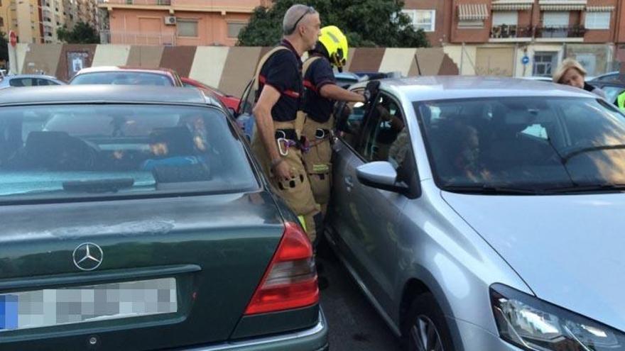 Los bomberos sacando al niño del vehículo