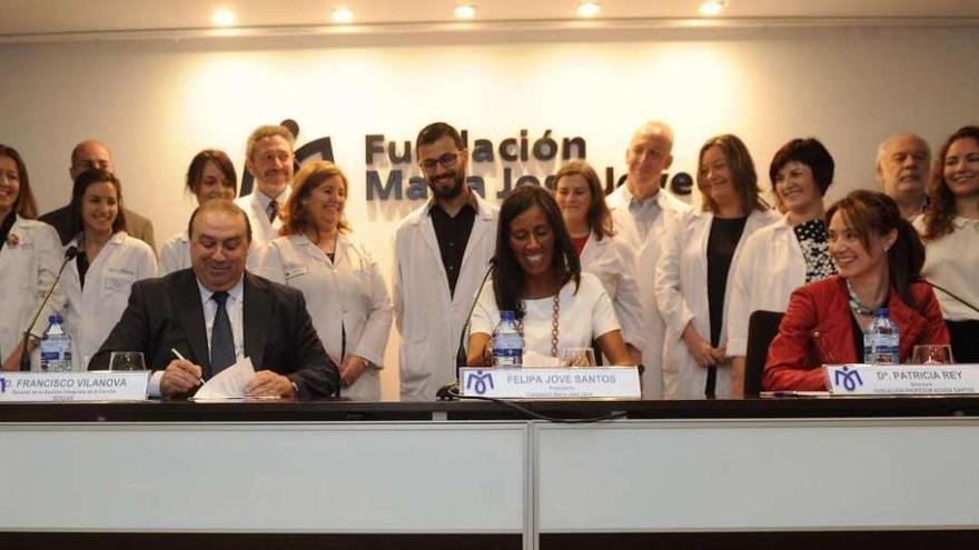 Miembros del Hospital de A Coruña y la Fundación María José Jove, ayer, en A Coruña.