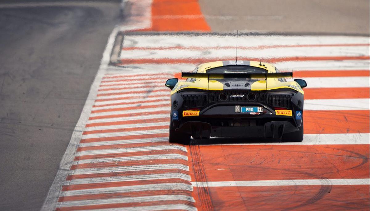 Uno de los coches participantes en la anterior edición del Racing Legends en Cheste.