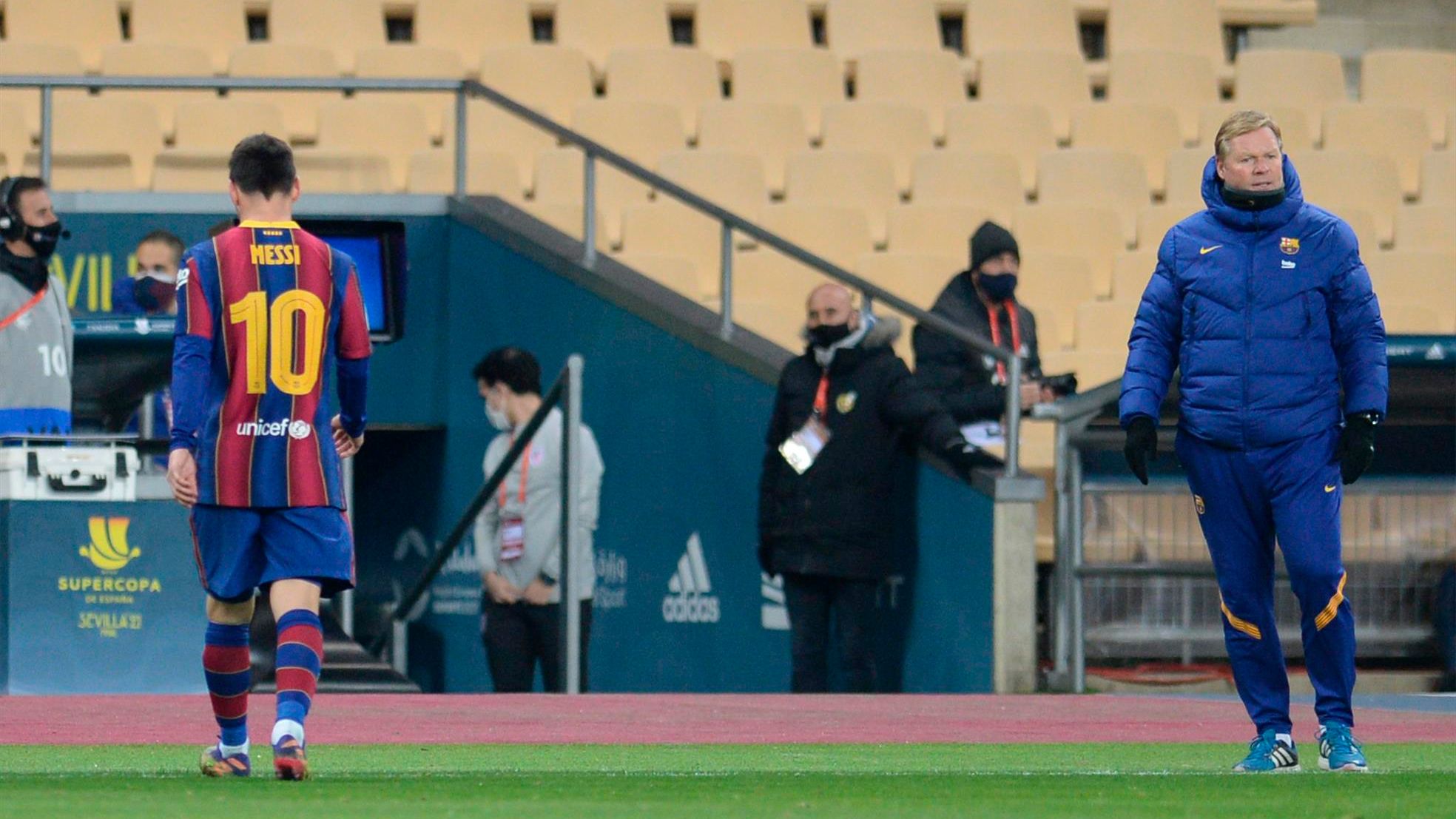 Messi sale del campo tras recibir la tarjeta roja en la prórroga