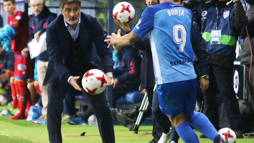 Míchel le pasa el balón a Borja Bastón en un momento del partido.