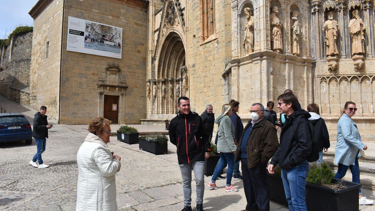 Bordignon, en Morella, con el párroco local, José Ángel Pitarch, y vecinos./  JAVIER ORTÍ