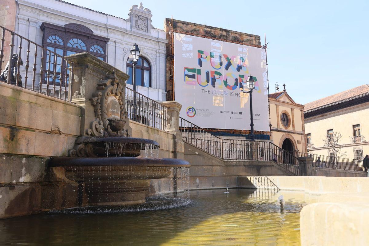 La lona con el logo y el lema de la capitalidad cultural en la plaza de la Catedral.