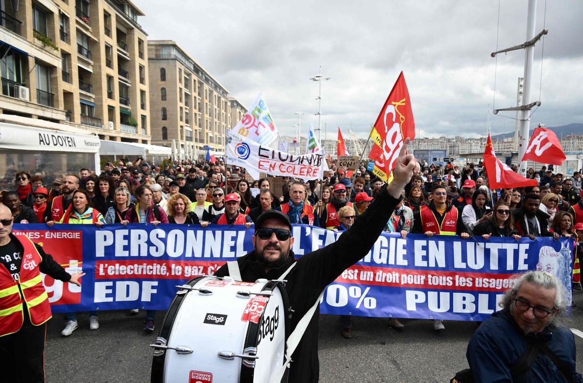 Novena jornada de paros y protestas en Francia por la controvertida reforma de las pensiones de Macron