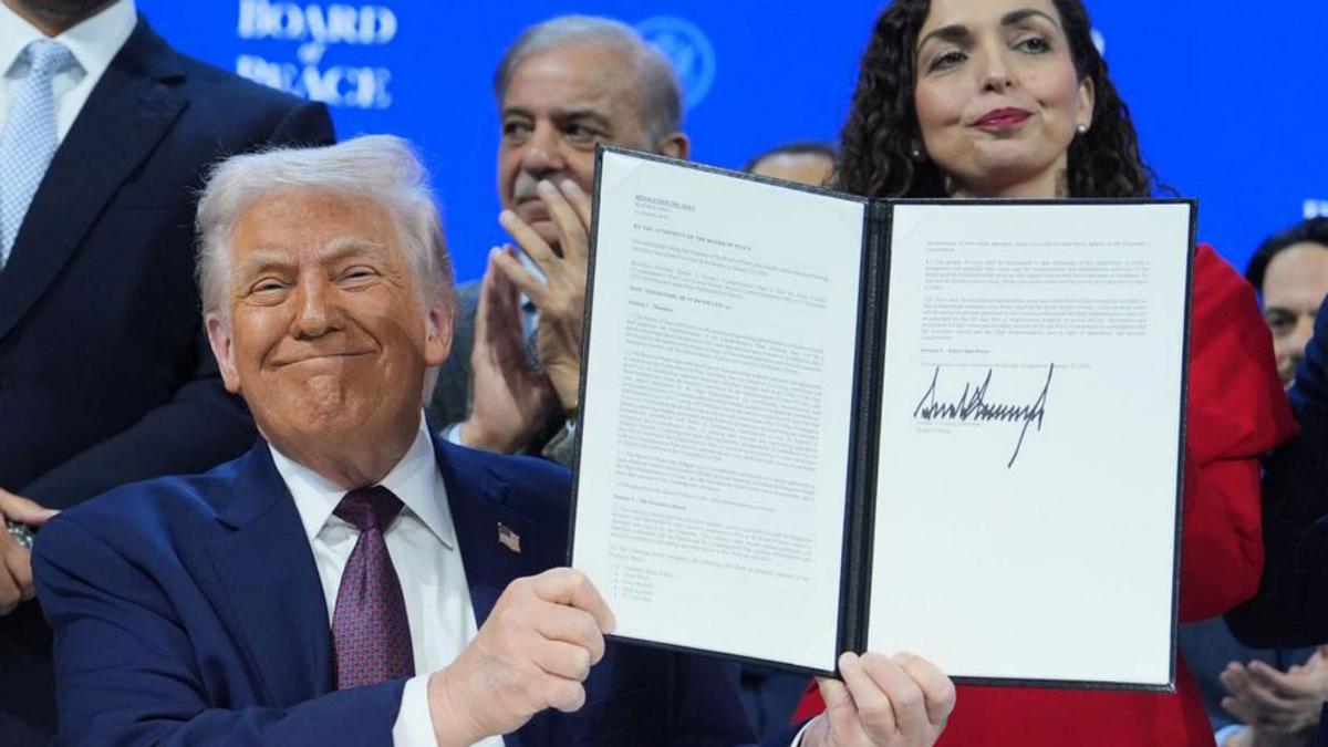 El president nord-americà, Donald Trump, sosté la carta firmada de la Junta de Pau per a Gaza, ahir a Davos. | EVAN VUCCI / AP