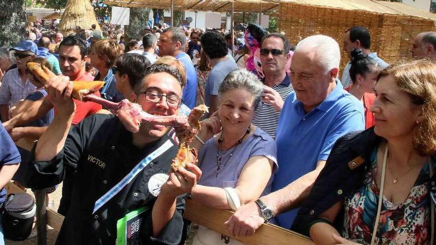 La fiesta reunió a personas de todas las edades en torno al jamón. // A. Hernández