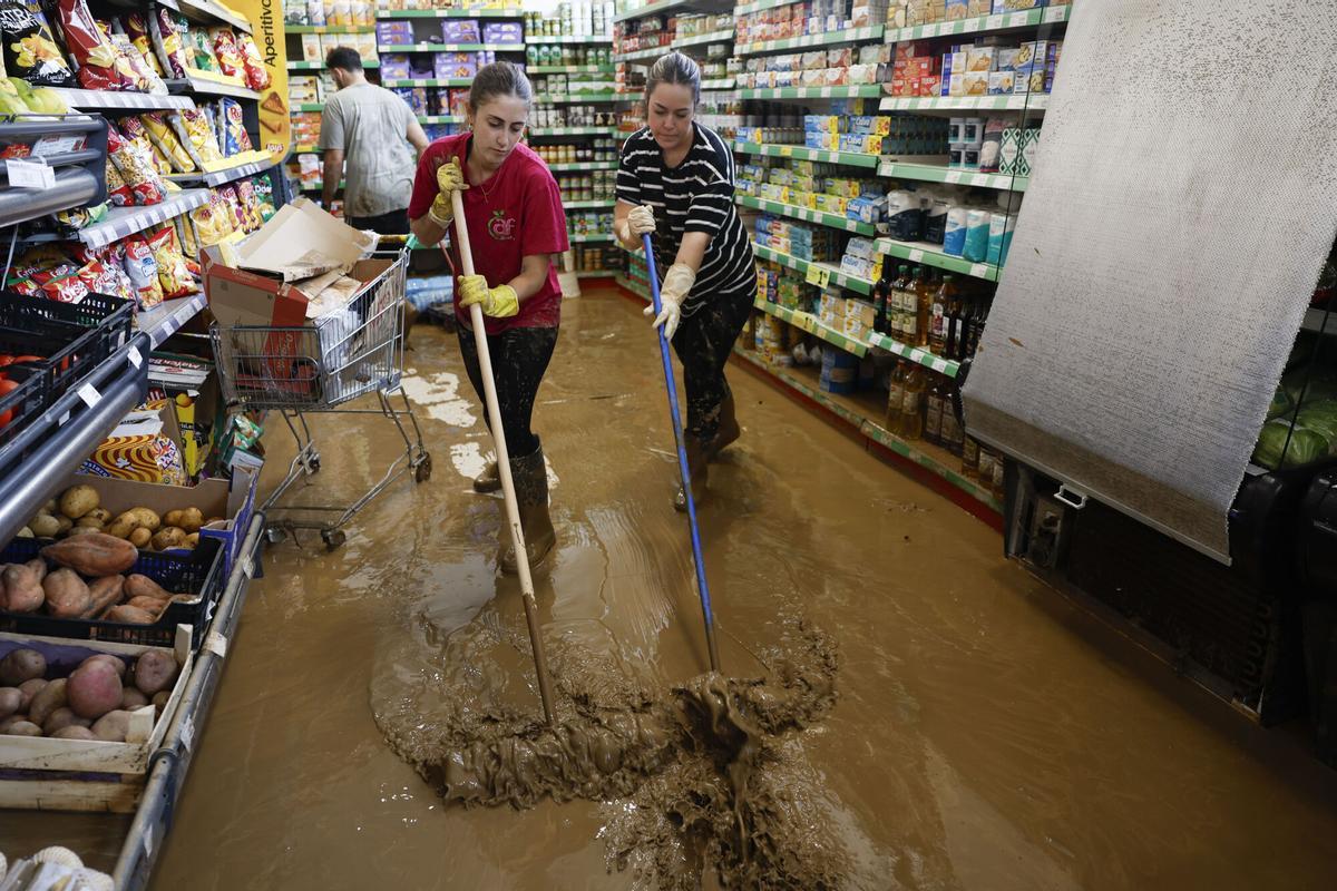 Labores de limpieza en un supermercado inundado de la localidad malagueña de Benamargosa tras las fuertes lluvias.