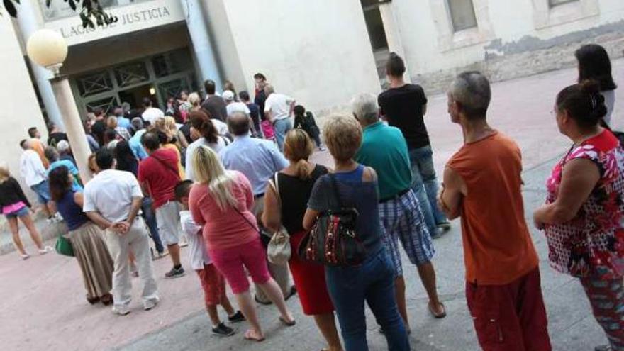 Cola que se formó ayer en la puerta de los juzgados de Alicante para pedir abogado de oficio.