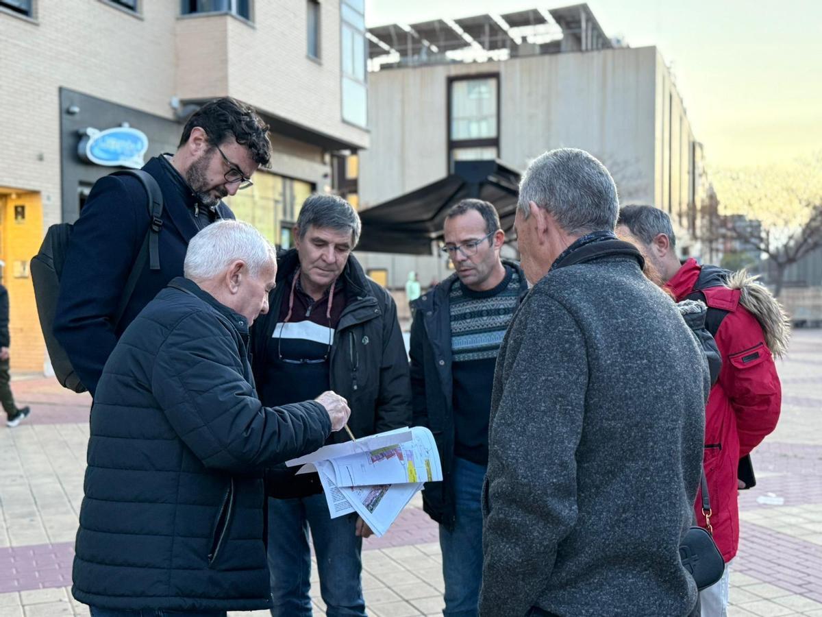 El líder socialista en el Ayuntamiento de Murcia se reune con varios vecinos de Ronda Sur.