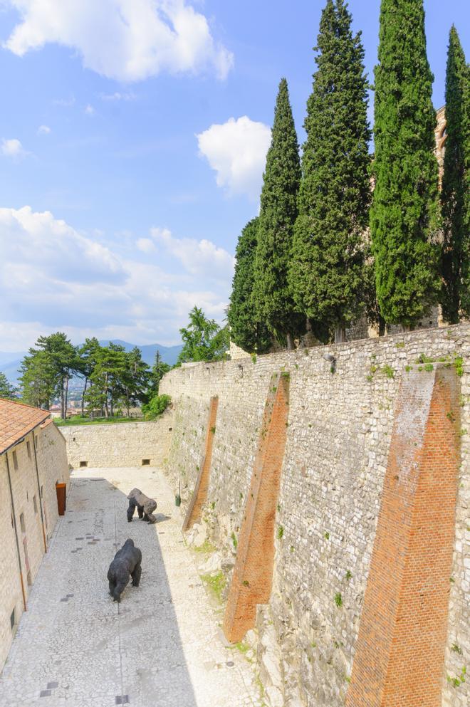 Brescia capital italiana de la cultura 2023 Castillo con gorilas