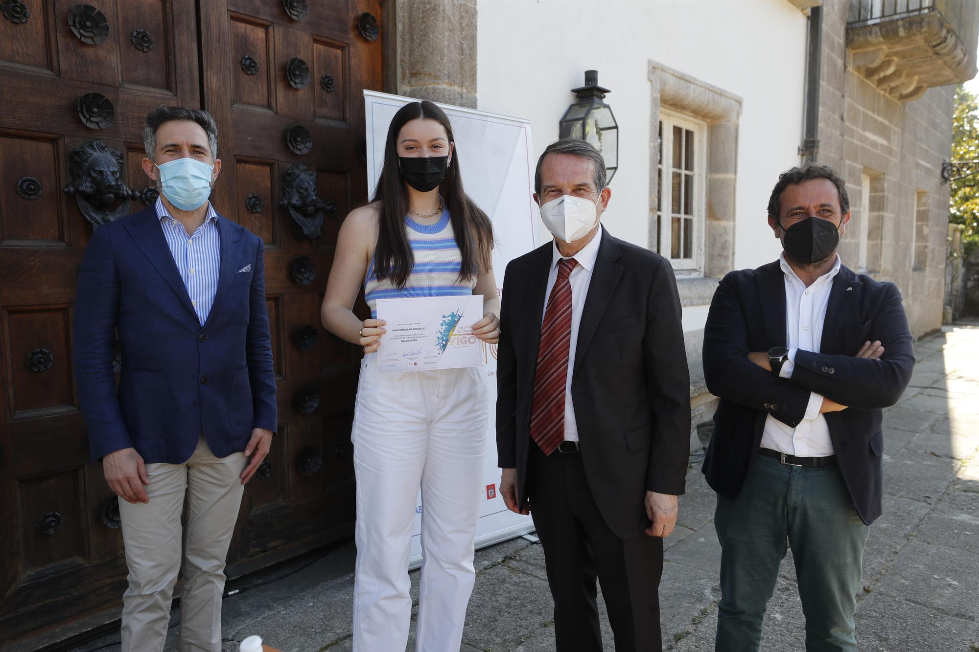 Pedro Costa, gerente de FARO, Noa Comesaña, una de las galardonadas, el alcalde Abel Caballero y José Luis Romero, representante de Abanca, en Castrelos.