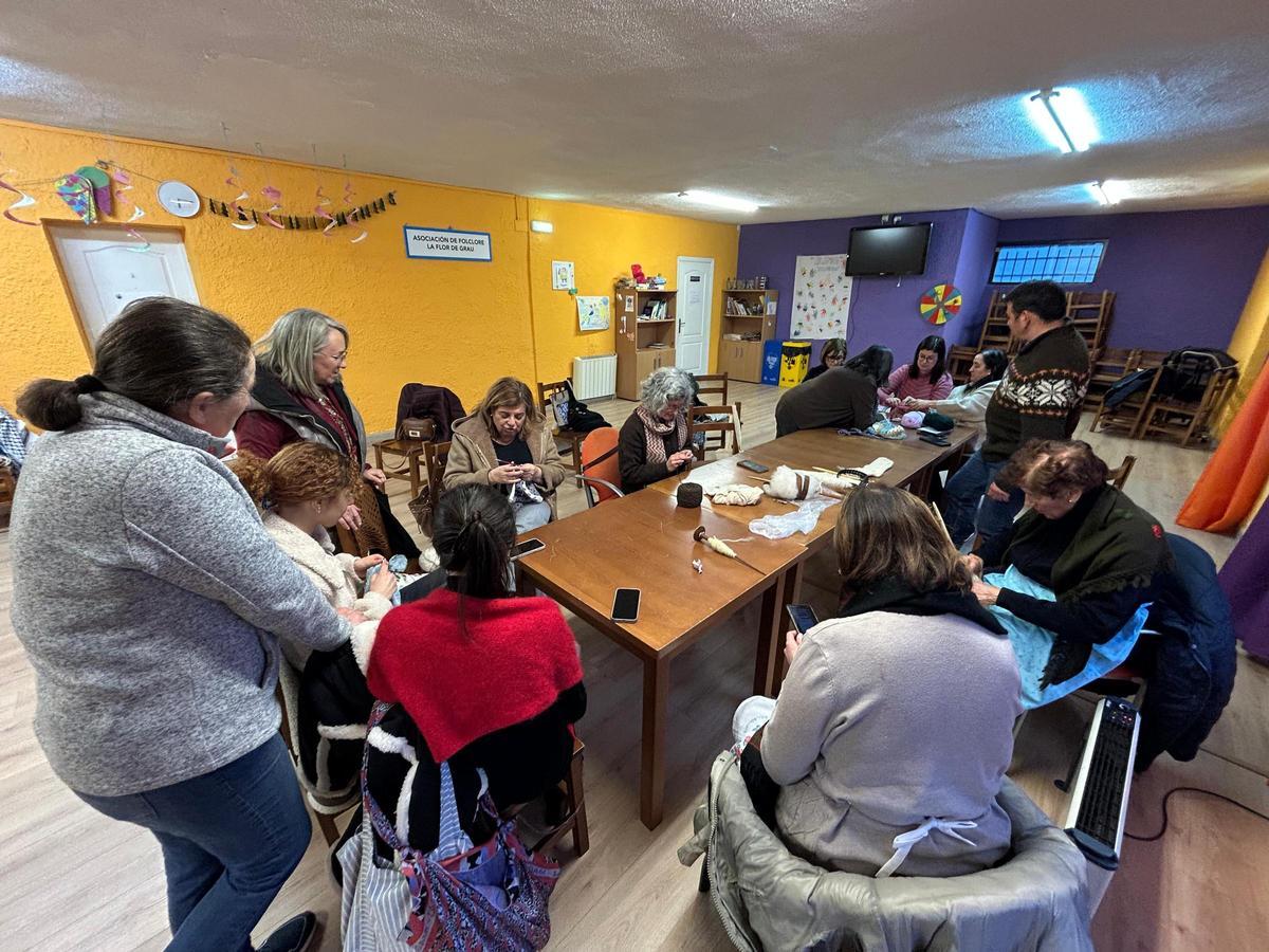 EN IMÁGENES: La "Flor de Grau" celebra su "Filandón" para tejer en grupo y estrechar lazos