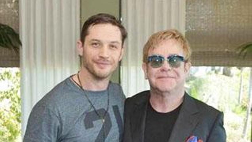 Elton John y Tom Hardy.