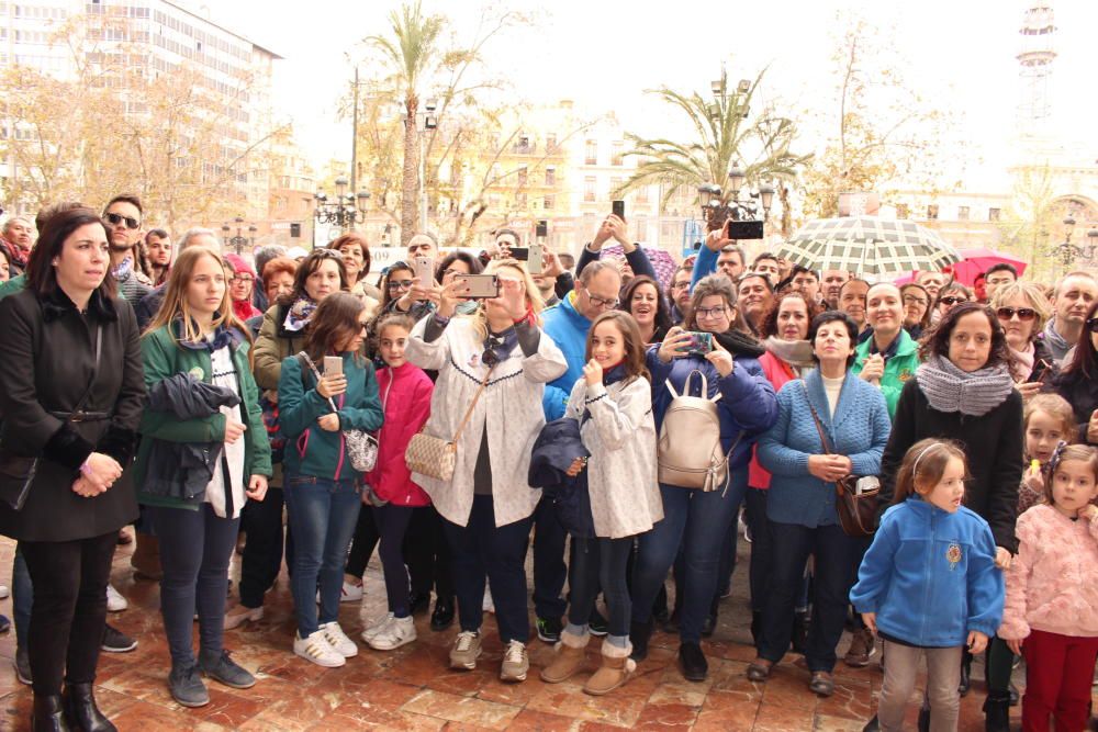 Se abre la puerta por última vez y una multitud de curiosos y familiares están con las cámaras preparadas...