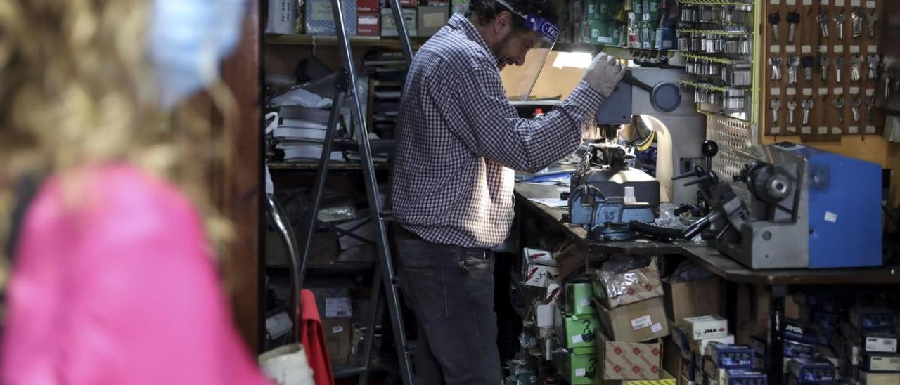 Empleado en una ferretería