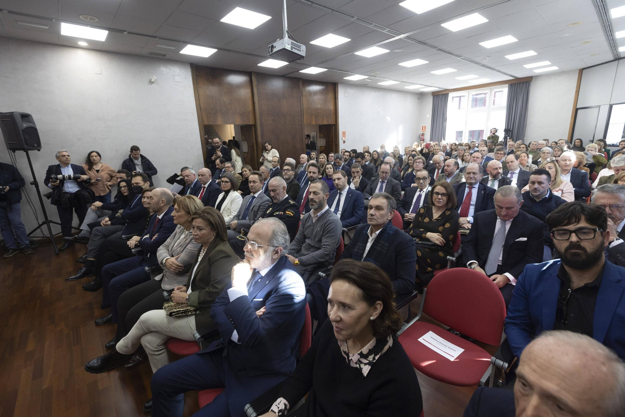 En imágenes: Obdulia Fernández recoge la Medalla de Oro de la Cámara de Oviedo