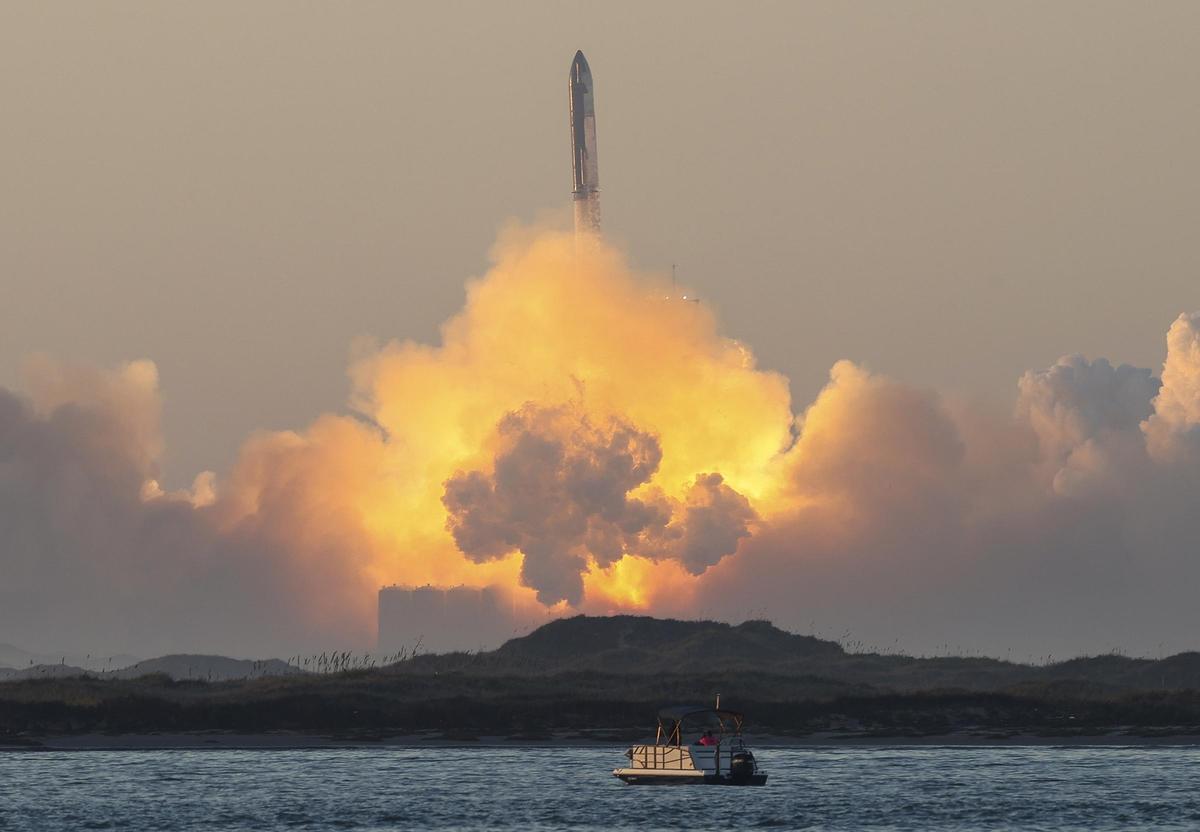 El mega cohete Starship de la empresa estadounidense SpaceX despega desde una base de pruebas en Boca Chica, Texas.Boca Chica (United States), 18/11/2023.- The SpaceX mega rocket Starship takes off from a test base Boca Chica, Texas, USA, 18 November 2023. This is the second attempt to test mega rocket Starship. EFE/EPA/ADAM DAVIS