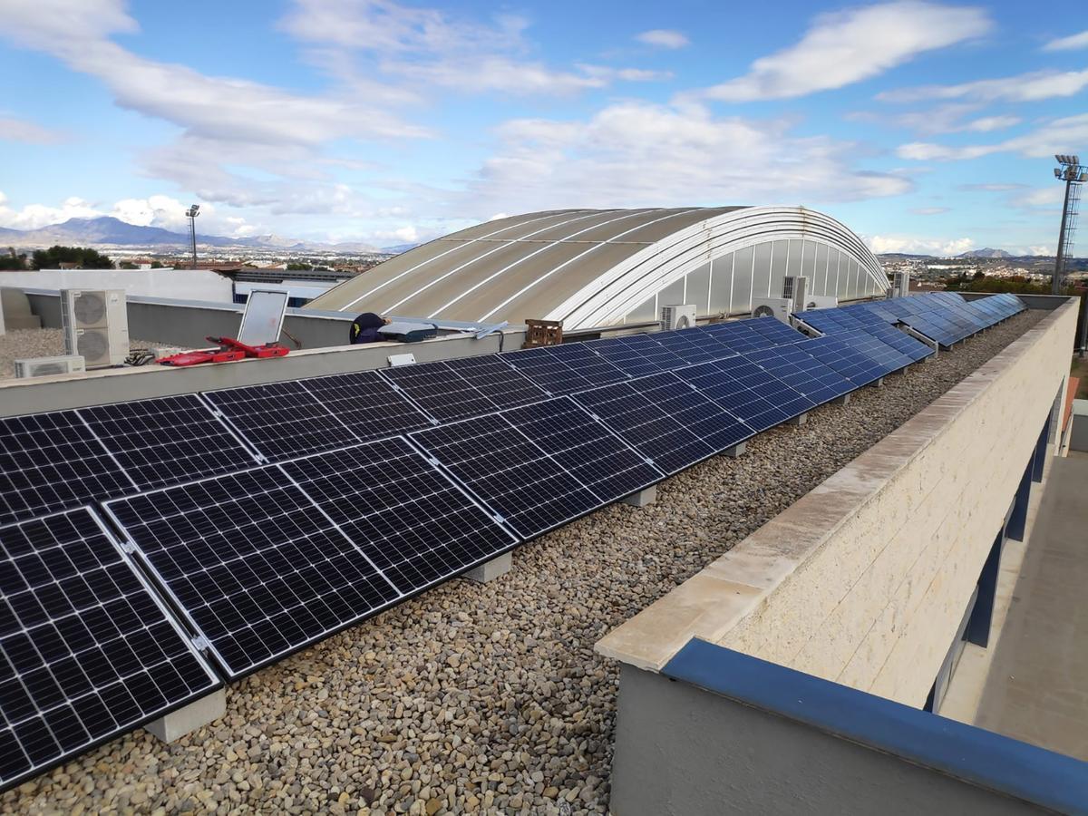 Placas solares en la piscina municipal