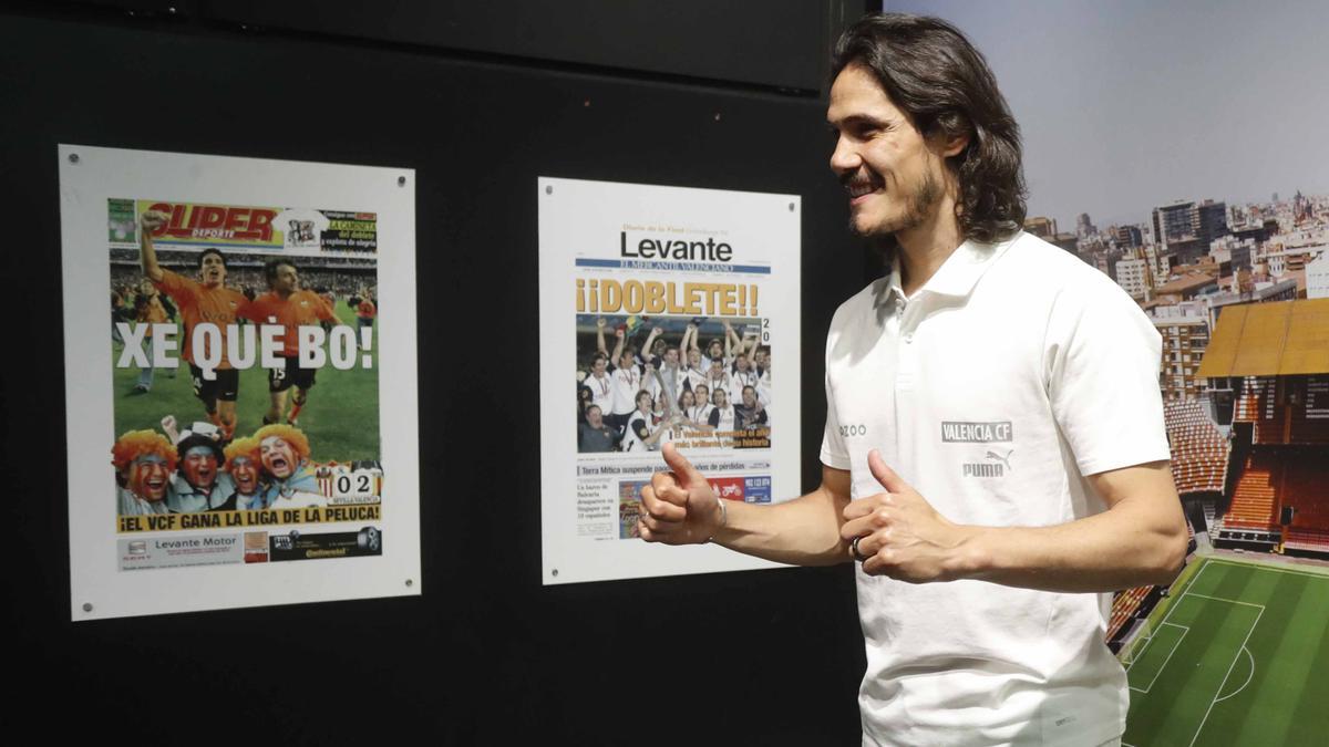 Cavani posa en Mestalla el día de su presentación