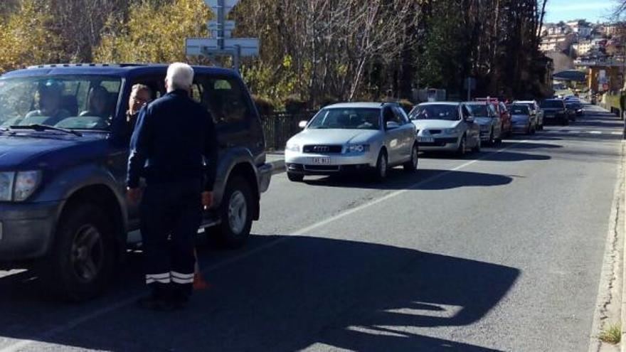 Cues però circulació oberta de vehicles a la frontera amb França a la Cerdanya