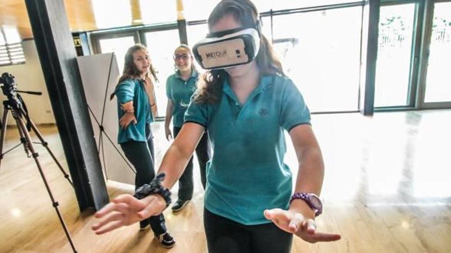 Una jornada acerca a los escolares al mundo de la realidad virtual en La Lonja